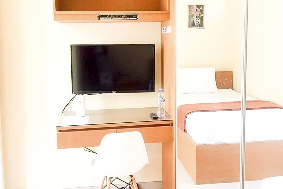 Muzdalifa Syariah near Alun Alun Gresik Mitra RedDoorz