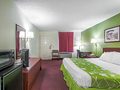 1 King Bed, Nonsmoking