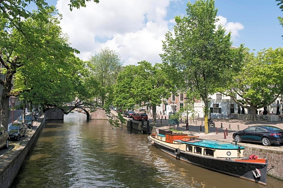JoyJoyJoy the Black Beauty ecolicious studio in a canal house with French balcony with view on the canals