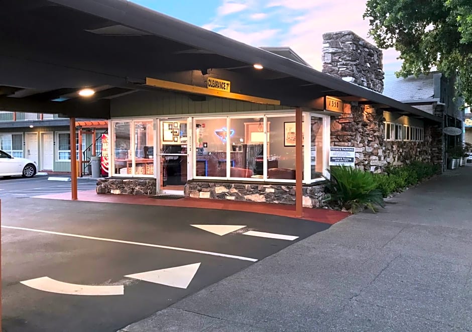 Thunderbird Lodge