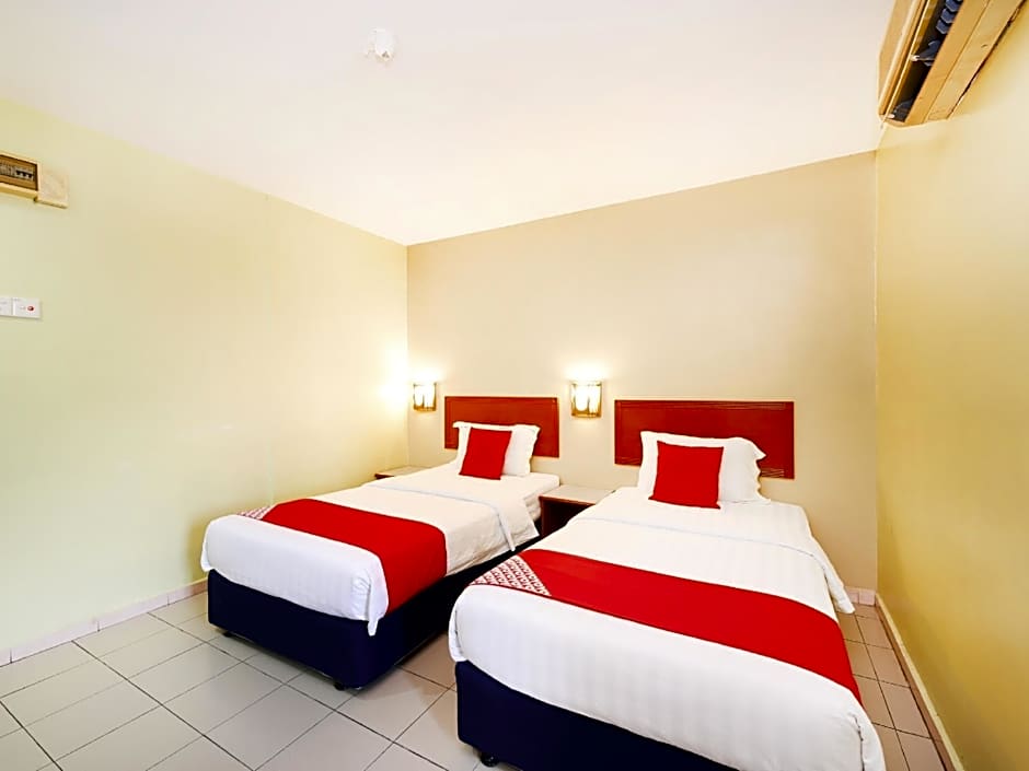 Super OYO 447 Comfort Hotel Meru