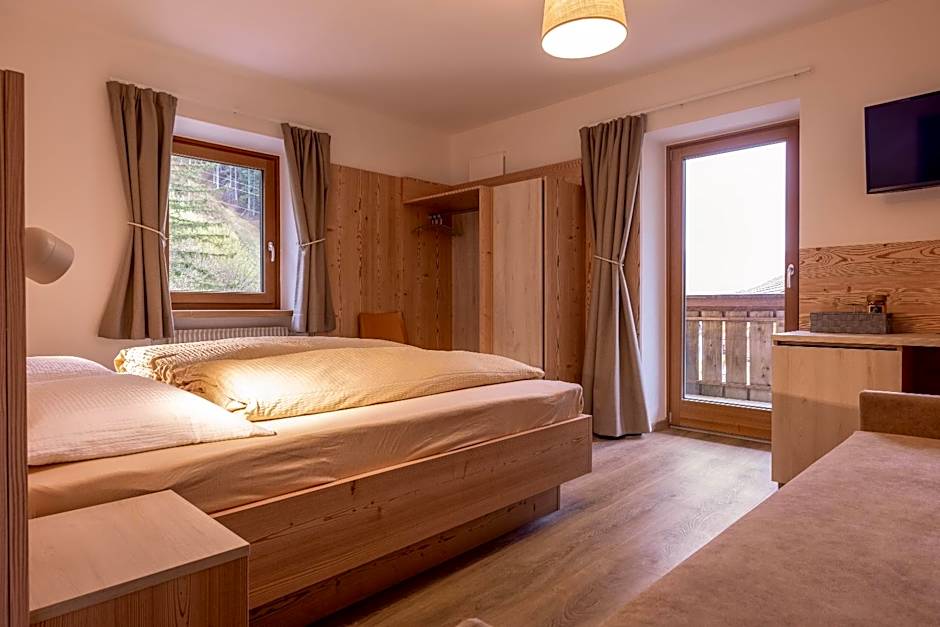 SAN PIETRO DOLOMITI Small Budget Hotel