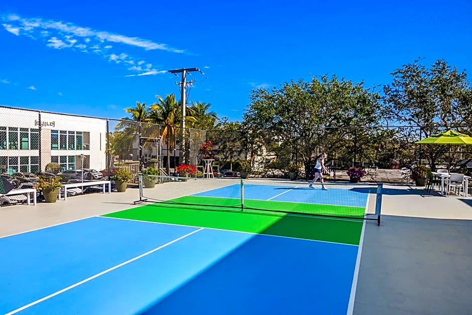 Naples Park Central Hotel