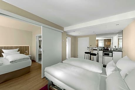Suite with extra bed (2 adults + 2 children)