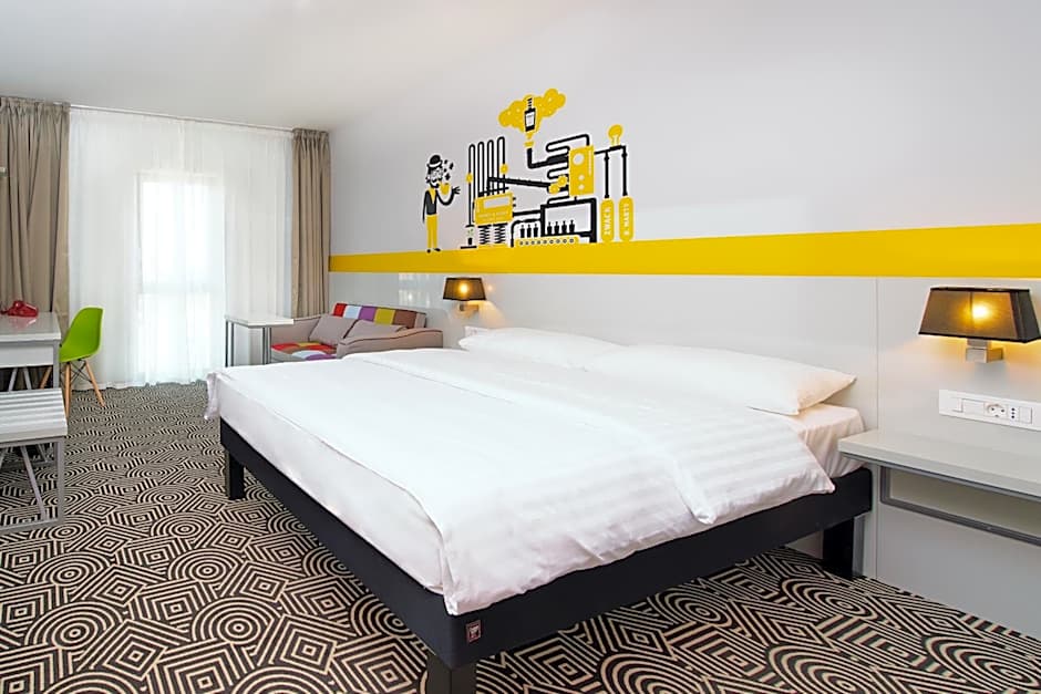 Foto 1 di 8 di Family 1 Double Bed with Sofabed