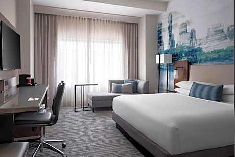 King Room with Roll-in Shower - Mobility Accessible