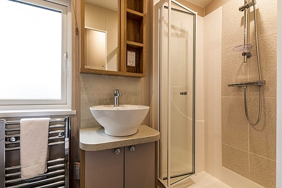 Lakeside Retreat Lodge With Hot Tub