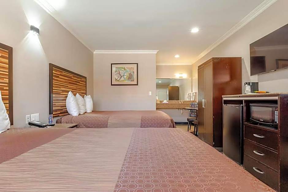 Diamond Bell Inn & Suites