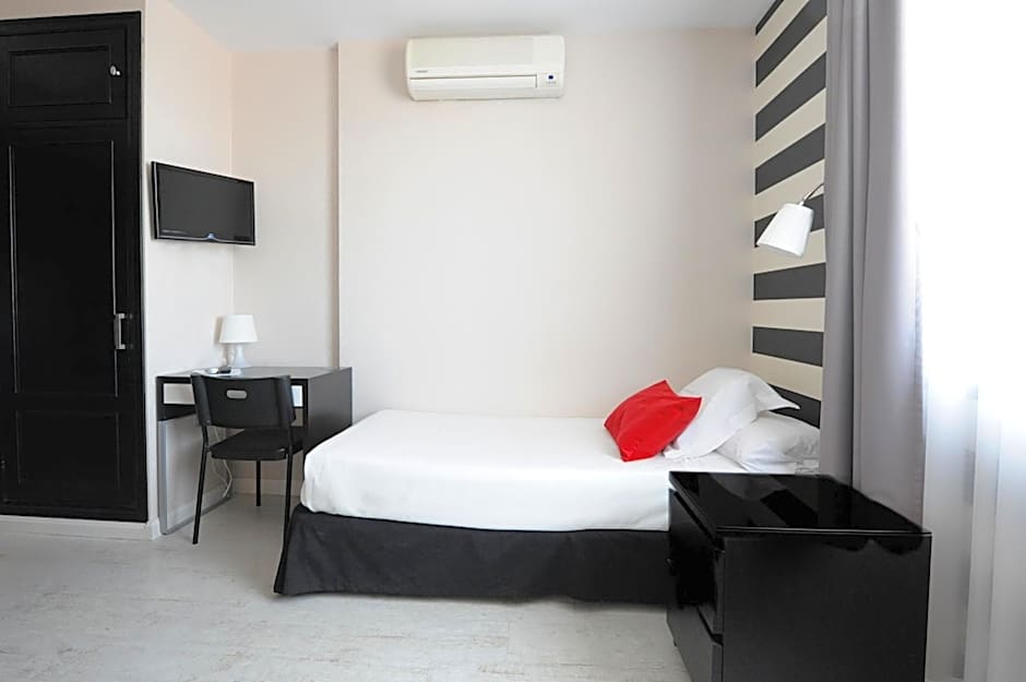 Photo 1 of 4 of Single Room