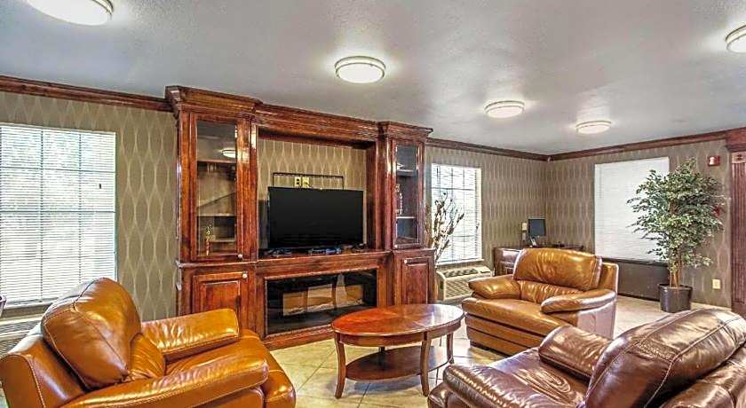 Super 8 by Wyndham Jackson MS Near the Fairgrounds