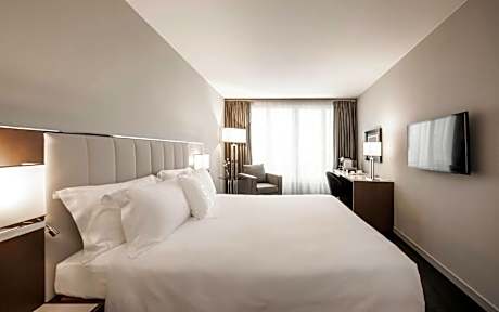 Chic Double or Twin Room with Lake View