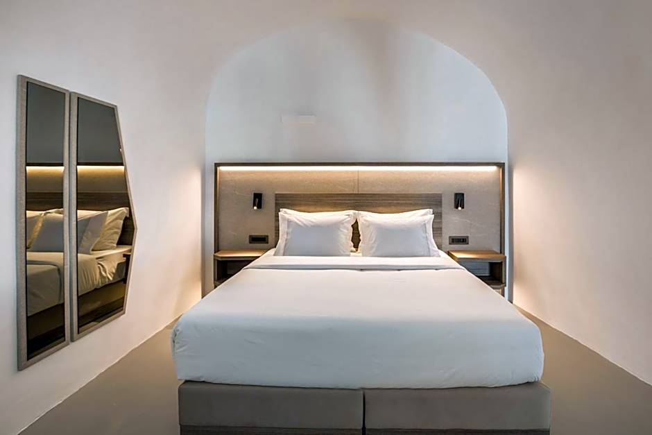 Sun Rocks Boutique Hotel - Caldera View Suites & Sunset Dining Experience