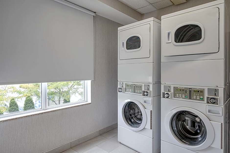 Holiday Inn Express Hotel & Suites Ottawa Airport By IHG