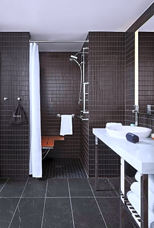 1 king mobility accessible w/3x3 shower