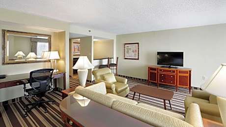 1 King Bed 1 Bdrm Suite W/ Kitchen Nonsmoking Hdtv/free Wi-fi/living Room/dining Area/ Walk In Showe
