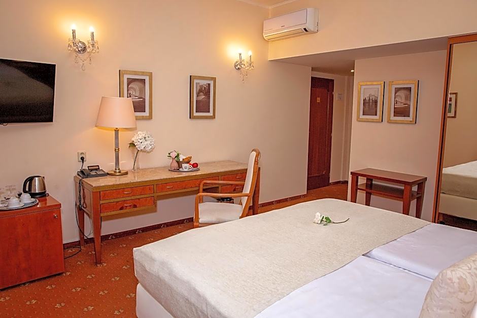 FLEUR DE LIS HOTEL