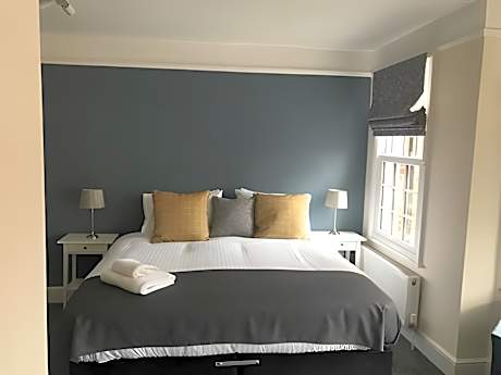 King-Deluxe-Ensuite with Shower