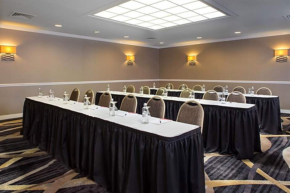 LaGuardia Plaza Hotel