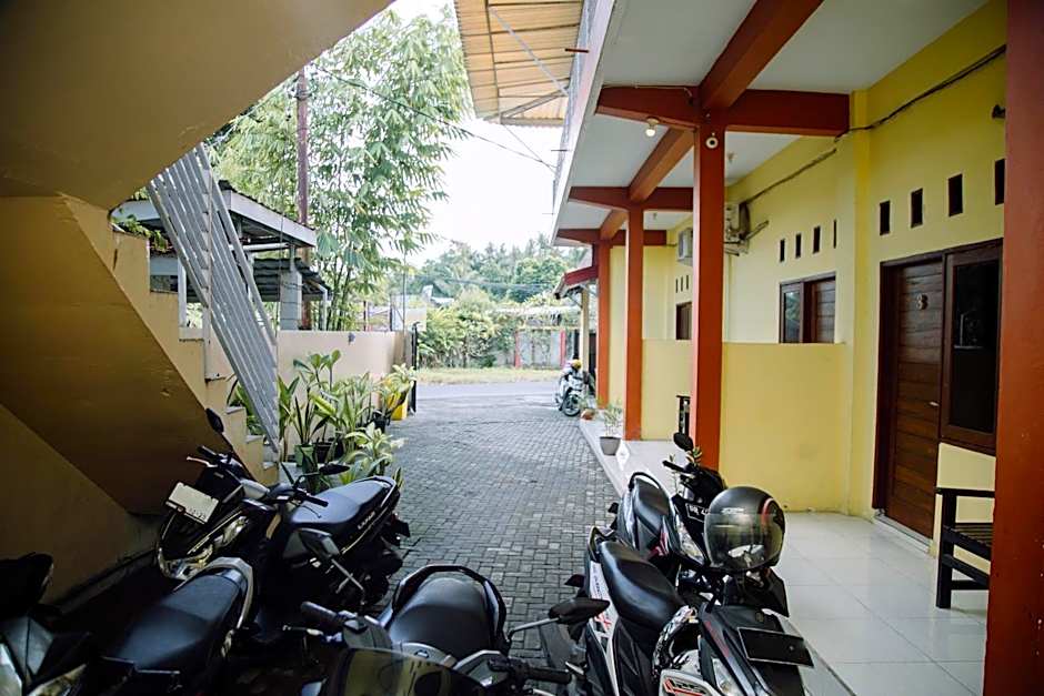 RedDoorz at Hening Homestay