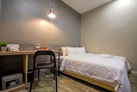 King Bed (No Window)
