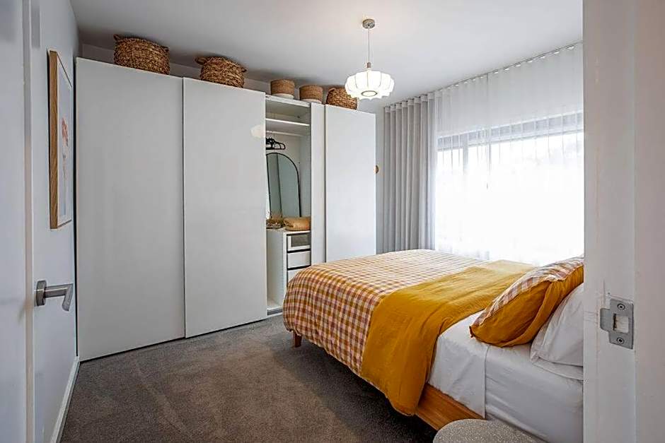 Convenient luxury home, minutes to CBD + hospital