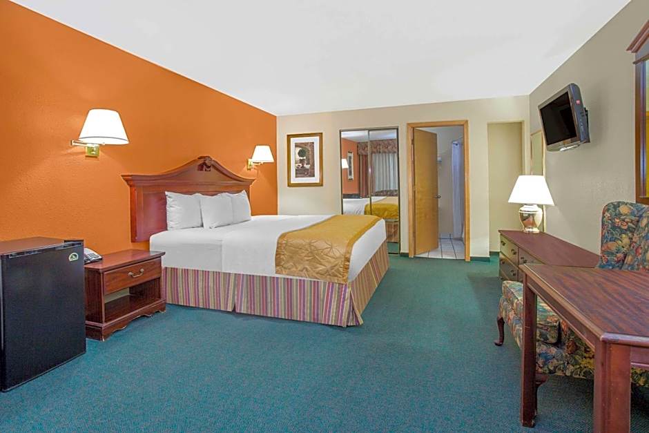 Days Inn & Suites by Wyndham Red Rock-Gallup