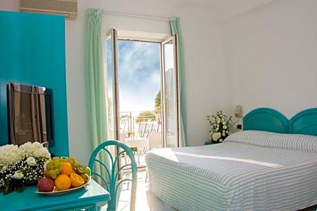 Double or Twin Room with Balcony and Sea View