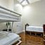 Stylish 4BR condo in Downtown by Hosteeva