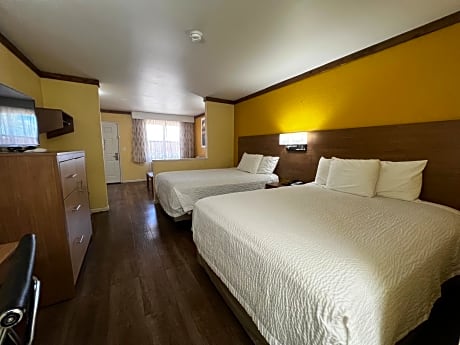 Studio Suite with 2 Queen Beds and 1 King Bed, Non-Smoking