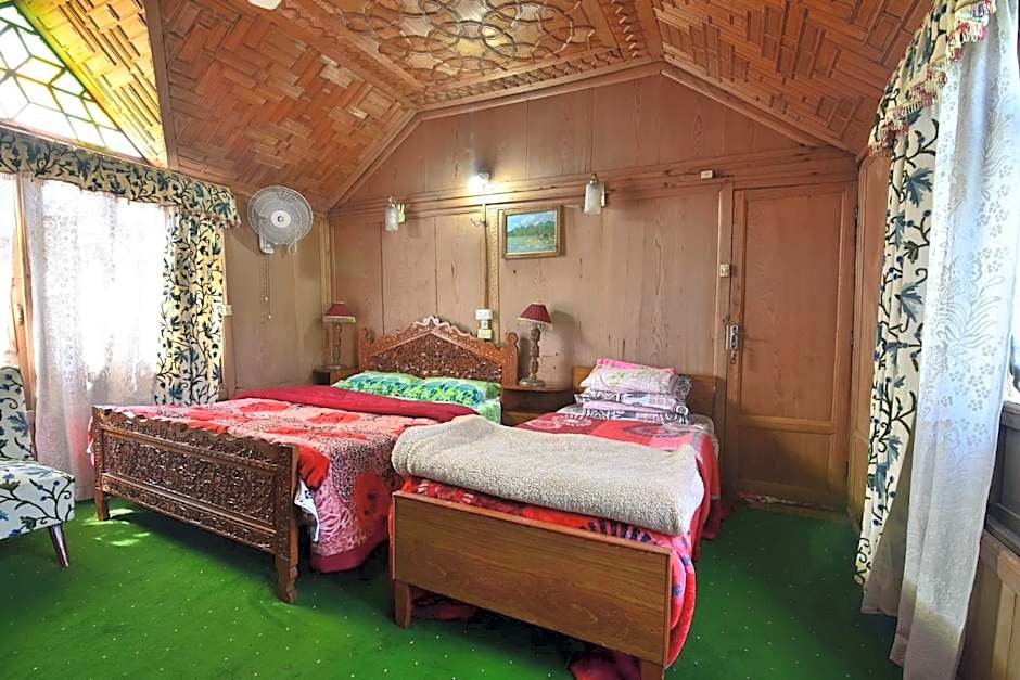 Golden Hopes Group of Houseboats