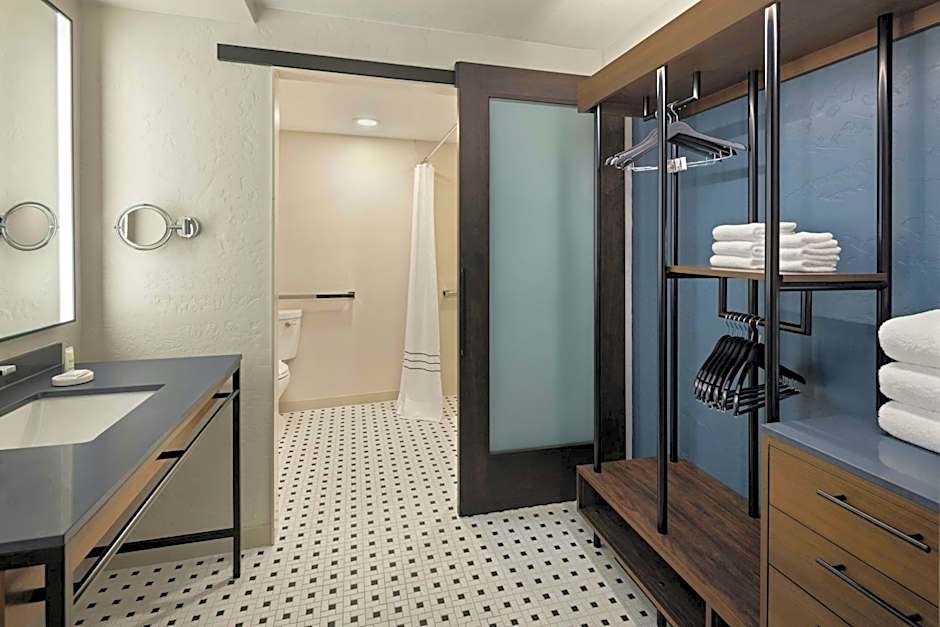 Oshkosh Marriott Waterfront Hotel & Convention Center