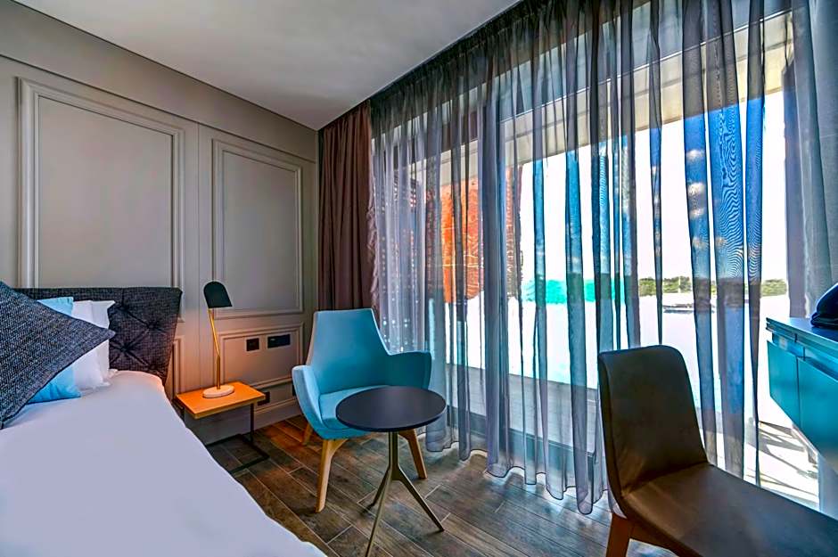 Land's End, Boutique Hotel