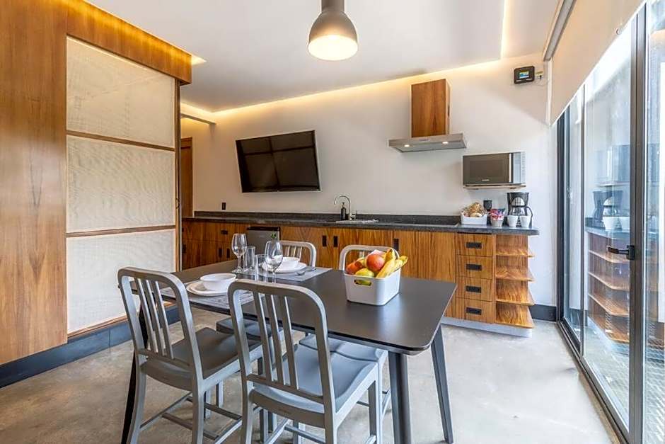 L104 New Studio apt 2Bdrm 1bath fits 6 AC Rooftop L104 New Studio apt 2Bdrm 1bath fits 6 AC Rooftop