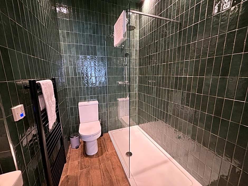 ROOMS AT THE QUAYSIDE - stylish en-suite rooms on Poole Quay all fully refurbed