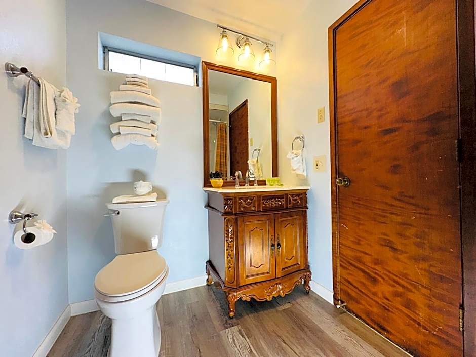 Curly Redwood Lodge