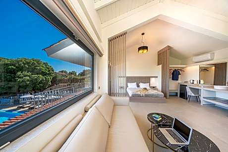 Lux Suite with balcony and Sea-Pool view