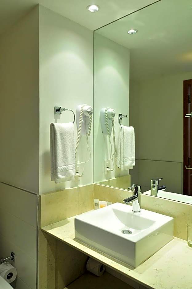 Real Colonia Hotel & Suites