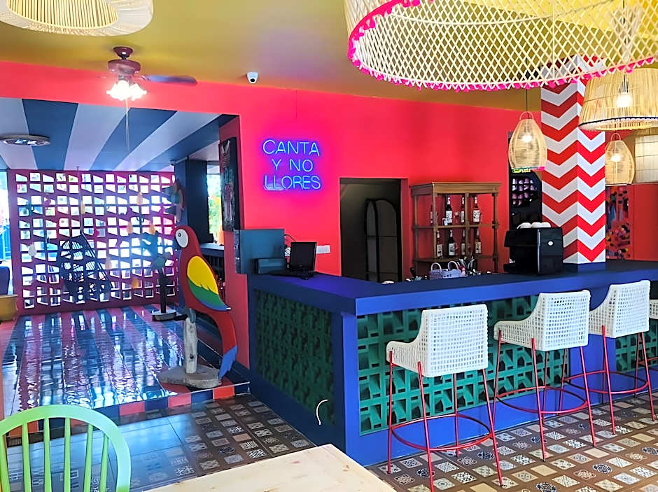 Por Aqui Stay & Dine