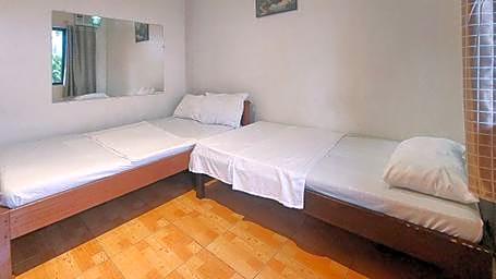 RedDoorz @ JL Lodging House and Cafe Irosin