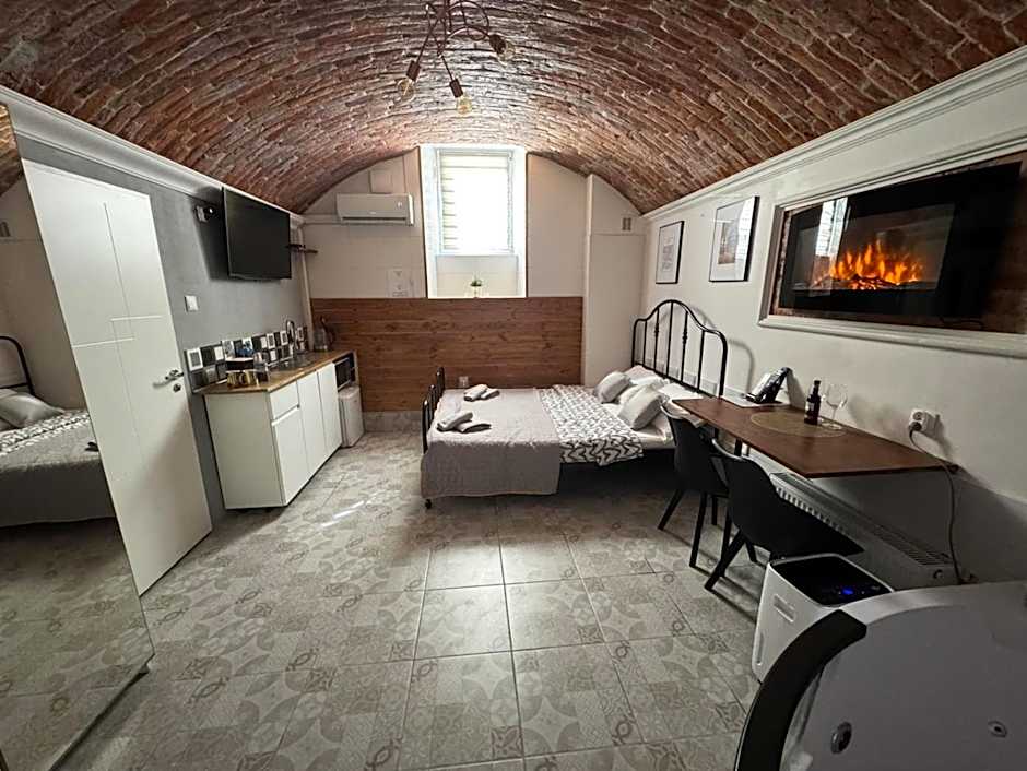 UNDERGROUND Jacuzzi Rooms