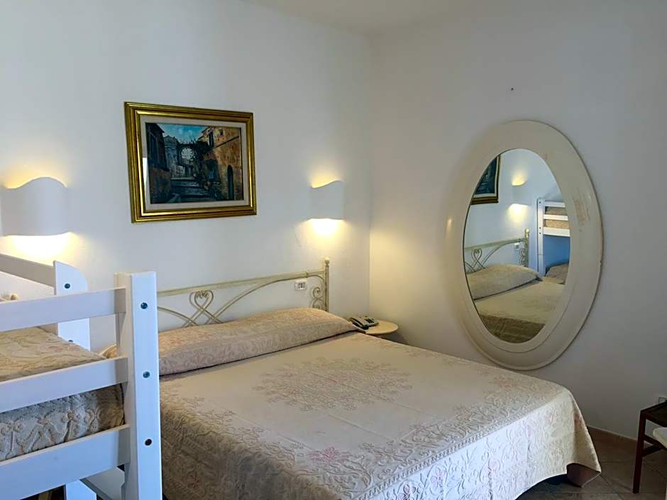 Photo 1 of 6 of Quadruple Room
