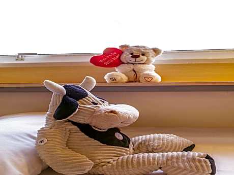 Standard room with 1 queen-size bed and 1 single bed