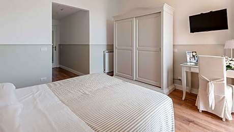 Double or Twin Room with Sea View