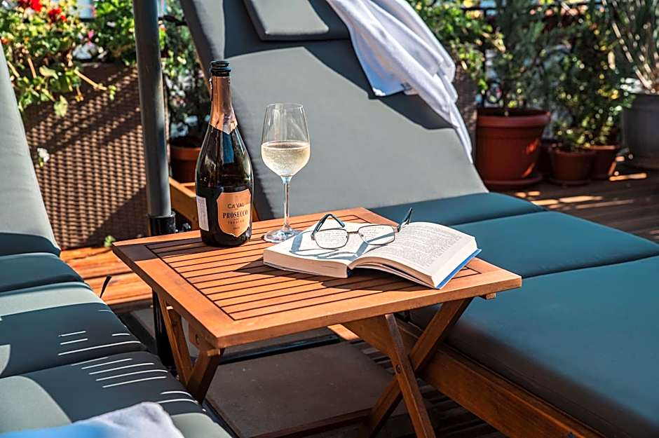 Three Dolphins Hotel with a Rooftop terracе