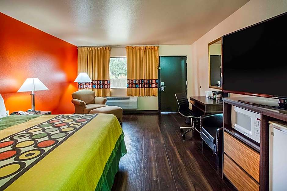 Super 8 by Wyndham Giddings