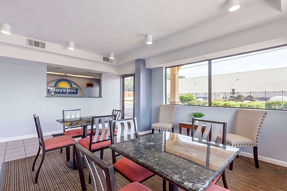 Days Inn by Wyndham Clinton