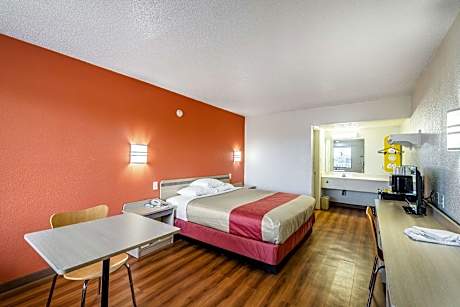 1 Queen Bed - Mobility Accessible Tub Non-Smoking