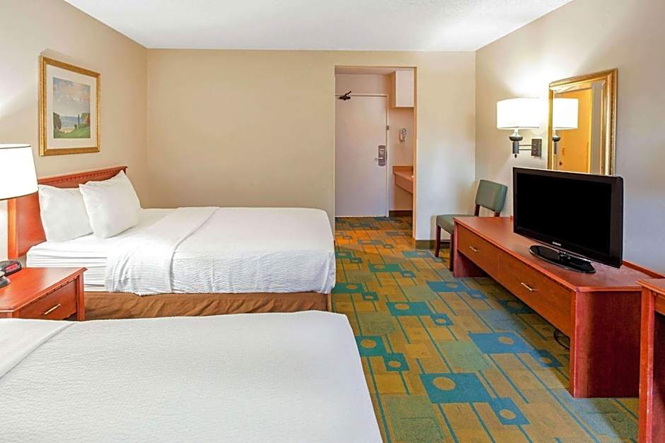 La Quinta Inn & Suites by Wyndham Milwaukee Airport / Oak Creek