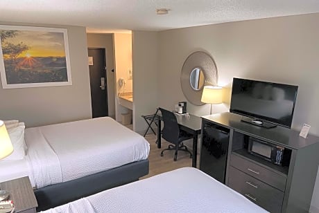 1 King Bed and 2 Queen Beds 2 Bedroom Suite Upper Floor Non-Smoking