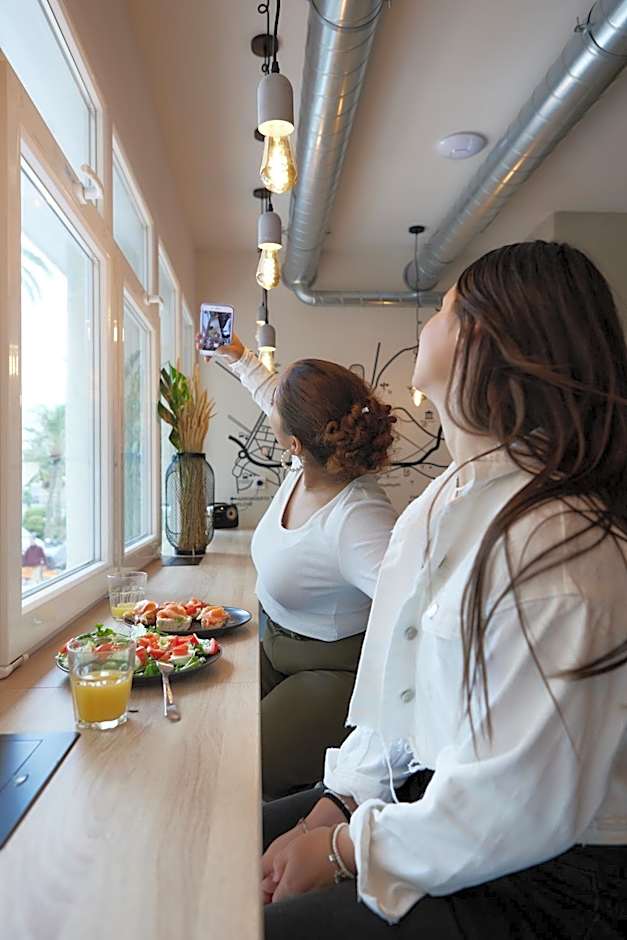 Hostel Dos Estaciones - Scandinavian Design - Albergue Juvenil - FREE towels, coffee & tea, remote check-in